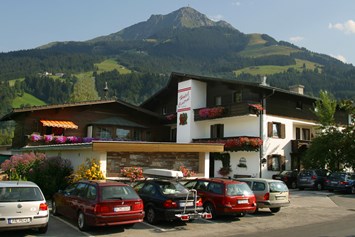 Familienhotel: Familienhotel Central*** im Sommer, das Kitzbüheler Horn im Hintergrund - Familienhotel Central 