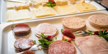 Familienhotel - Klassifizierung: 3 Sterne - Tirol - Frühstücksbüffet mit Wurst und Käse - Familienhotel Central 