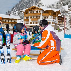 Familienhotel: Im Skikindergarten sind unserer Betreuerinnen auch immer dabei und helfen mit - Familienhotel Oberkarteis