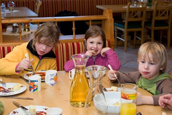 Familienhotel: Leckeres Kindermittages-Essen inklusive - Familienhotel Oberkarteis