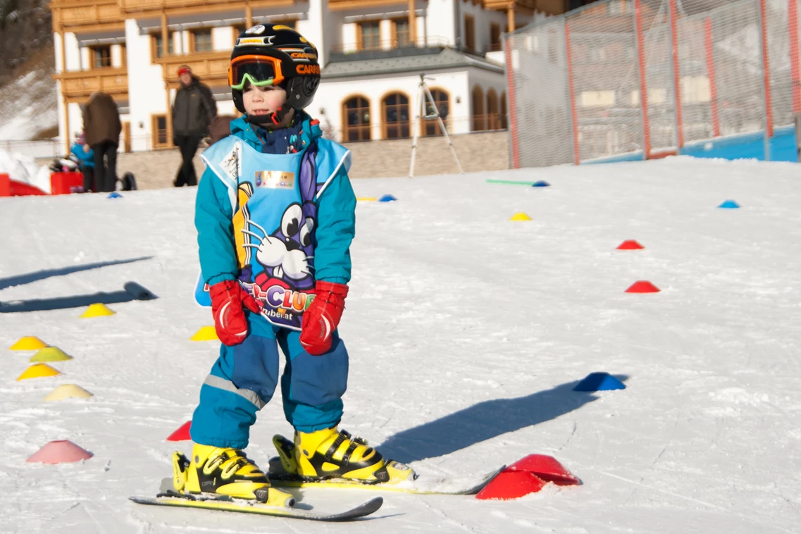 Familienhotel: Skikindergarten direkt vorm Haus - Familienhotel Oberkarteis