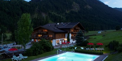 Familienhotel - Umgebungsschwerpunkt: Fluss - ... und der Pool bei Nacht - Lengauer Hof
