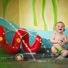 Kinderhotel: beheizter Babypool mit lustiger Spritzschlange und vielen Wasserspielsachen - Amiamo