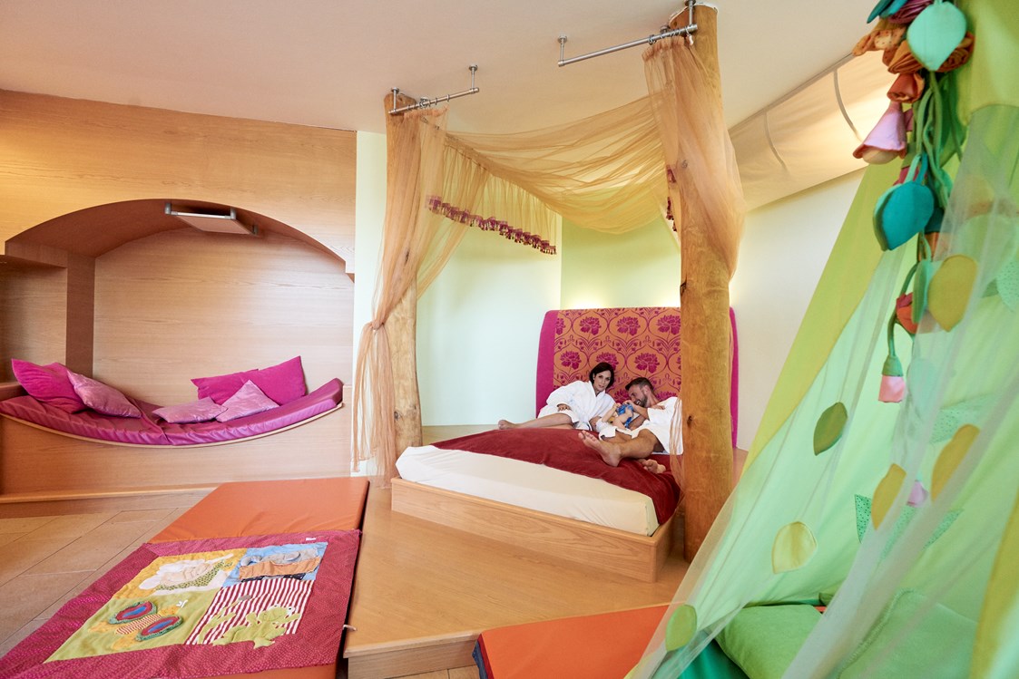 Kinderhotel: Babynarium (Ruheraum für Familien) mit Wasserbette und Softliegen mit Infarotwärmelampe - Amiamo