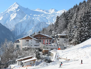 Kinderhotel: Hotelansicht Winter - direkt an der Piste - Familotel amiamo