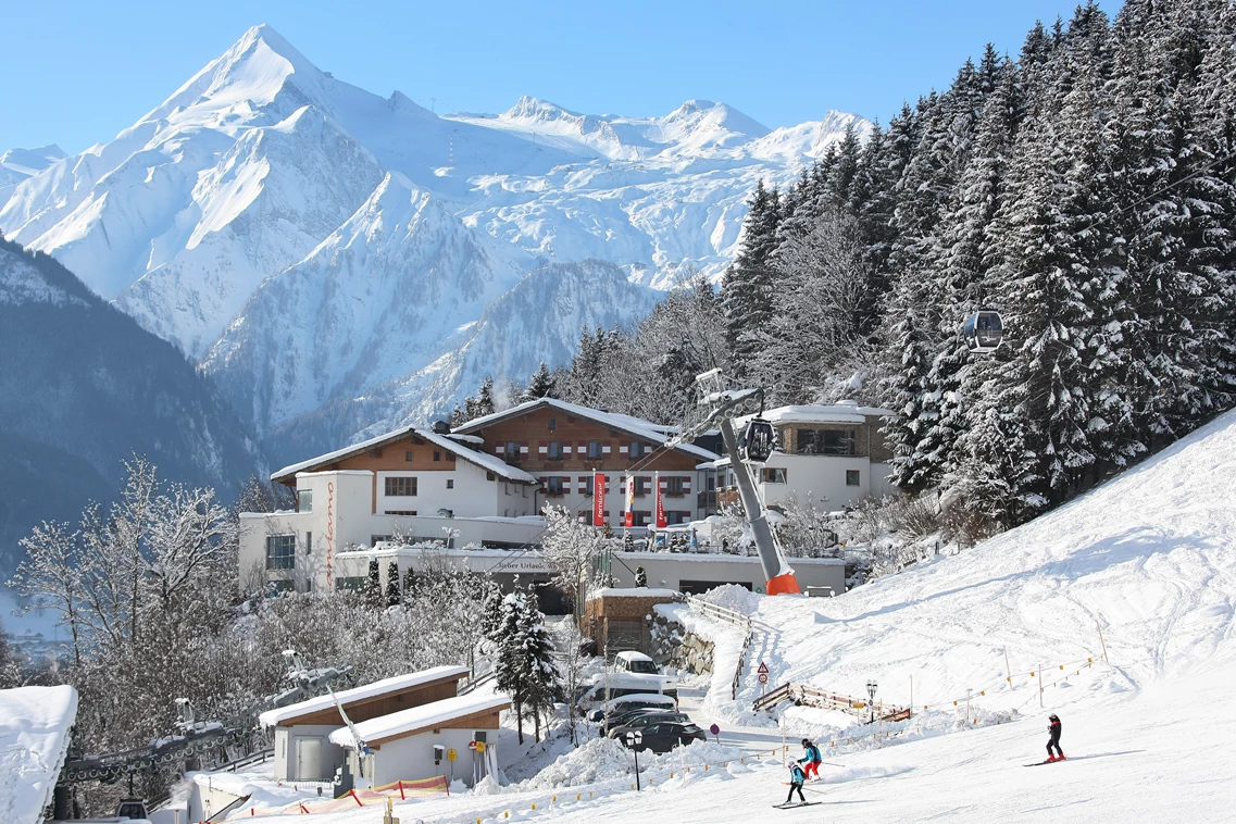 Kinderhotel: Hotelansicht Winter - direkt an der Piste - Familotel amiamo