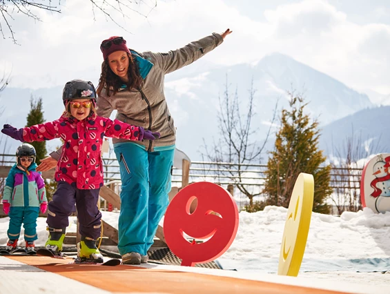 Kinderhotel: Happy's Miniskikurs direkt am Hotel mit Zauberteppich - Familotel amiamo