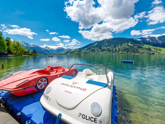 Kinderhotel: Hoteleigener Badestrand am Zeller See mit Matschplatz, Liegewiese, und kostenfreien Tretbooten - Familotel amiamo