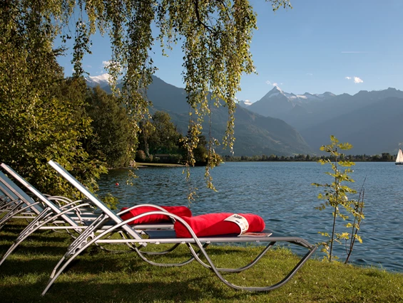 Kinderhotel: Hoteleigener Badestrand am Zeller See mit Matschplatz, Liegewiese, und kostenfreien Tretbooten - Familotel amiamo