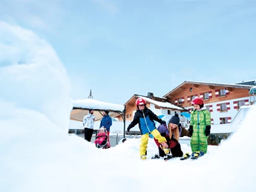 Kinderhotel: Happy's Miniskikurs direkt am Hotel mit Zauberteppich - Familotel amiamo