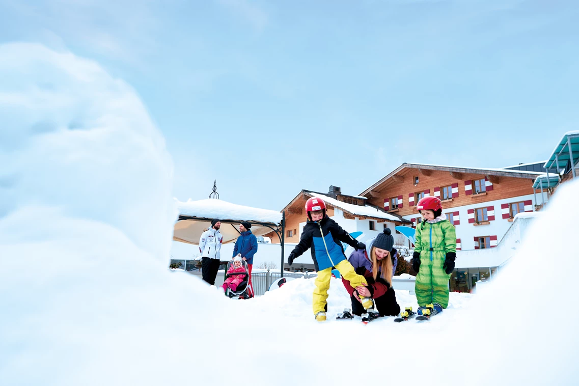 Kinderhotel: Happy's Miniskikurs direkt am Hotel mit Zauberteppich - Familotel amiamo