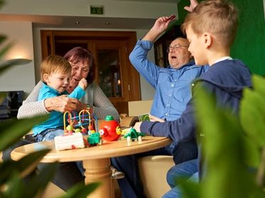 Kinderhotel: Bibliothek mit vielen Brettspielen für gemeinsame Abende - Familotel amiamo