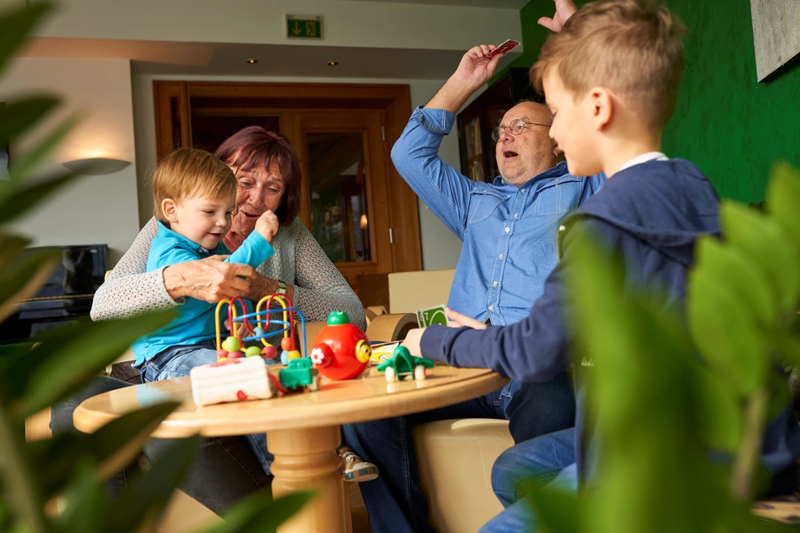 Kinderhotel: Bibliothek mit vielen Brettspielen für gemeinsame Abende - Familotel amiamo