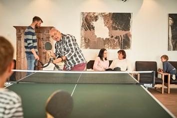 Kinderhotel: Studio mit Tischtennis, Billard, Airhockey und Panoramafenster  - Familotel amiamo