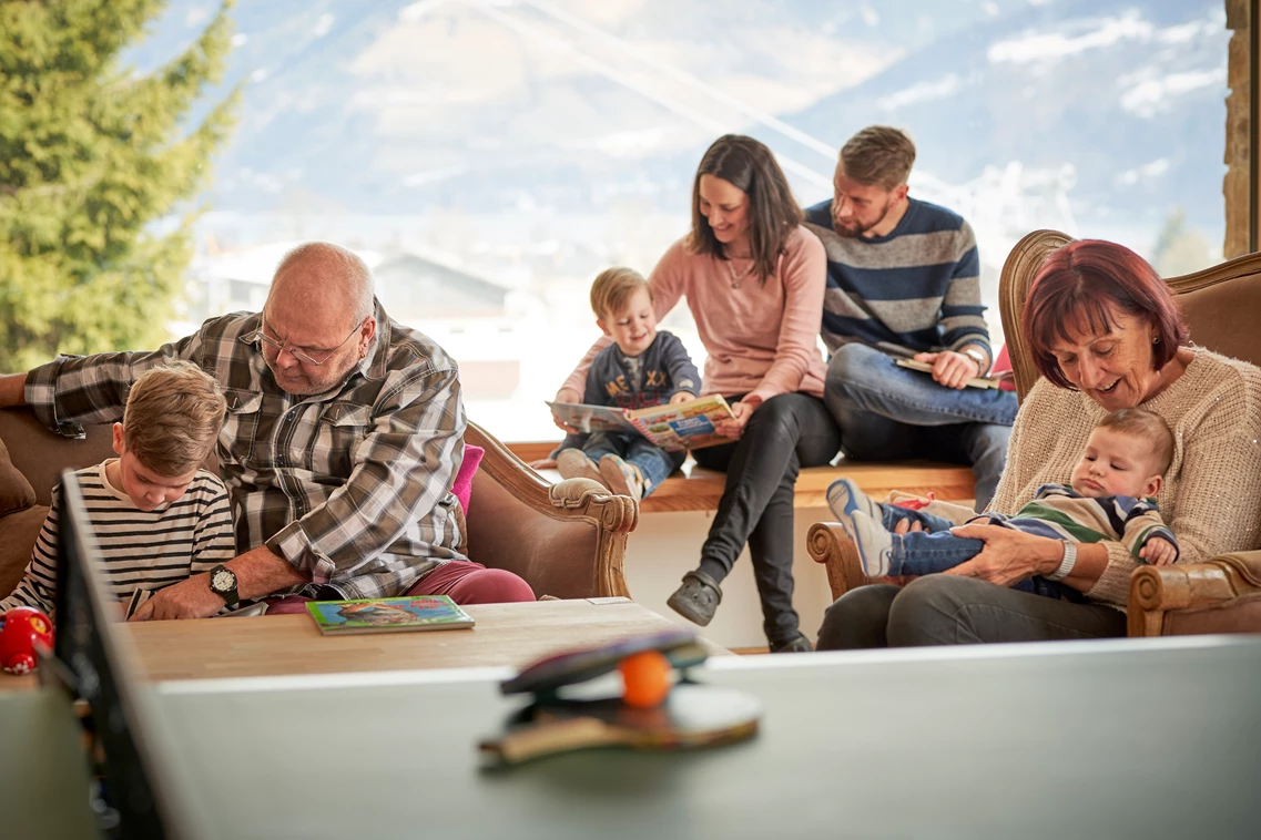 Kinderhotel: Studio mit Tischtennis, Billard, Airhockey und Panoramafenster  - Familotel amiamo