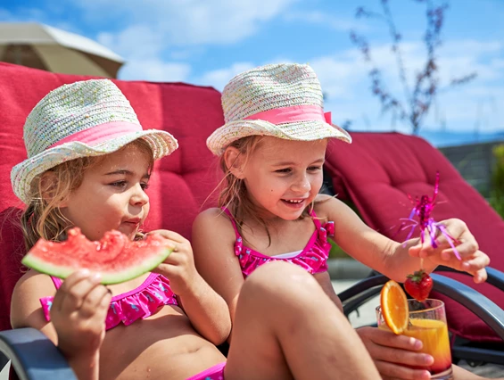 Kinderhotel: genießen am Pool mit Kindercocktails und frischem Obst - Familotel amiamo