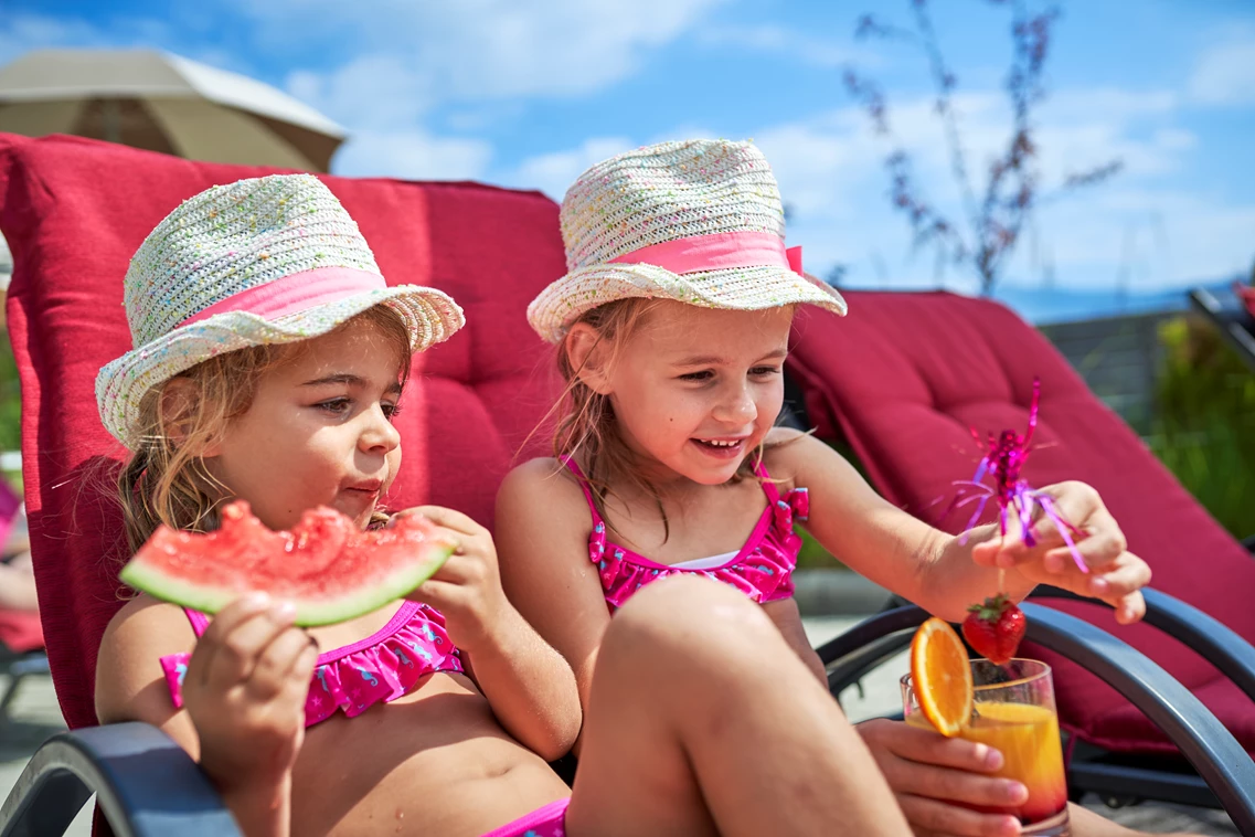 Kinderhotel: genießen am Pool mit Kindercocktails und frischem Obst - Familotel amiamo