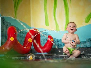 Kinderhotel: beheizter Babypool mit lustiger Spritzschlange und vielen Wasserspielsachen - Familotel amiamo