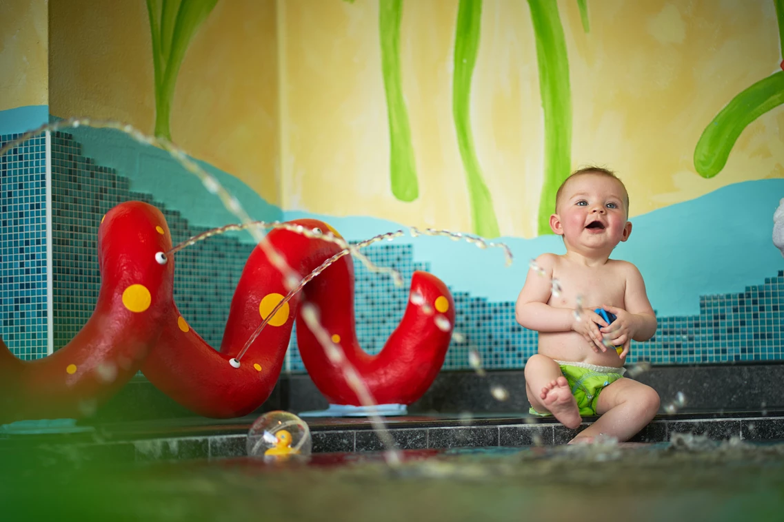 Kinderhotel: beheizter Babypool mit lustiger Spritzschlange und vielen Wasserspielsachen - Familotel amiamo