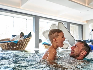 Kinderhotel: beheiztes Hallenbad mit kleiner Rutsche - Familotel amiamo