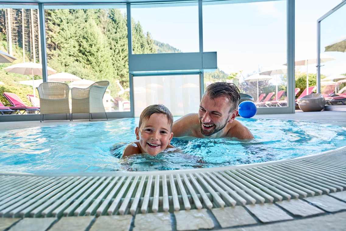 Kinderhotel: Schleuse zum Außenpool - Familotel amiamo