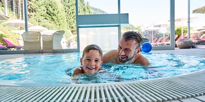 Familienhotel - Garten - Kirchdorf in Tirol - Schleuse zum Außenpool - Familotel amiamo