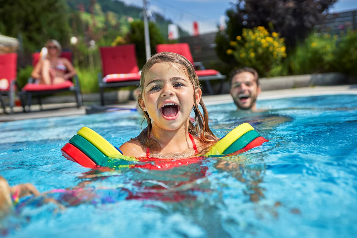 Kinderhotel: im beheizten Außenpool - Familotel amiamo