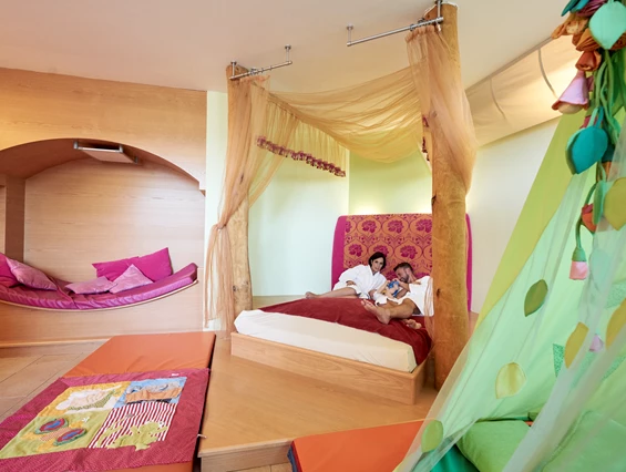 Kinderhotel: Babynarium (Ruheraum für Familien) mit Wasserbette und Softliegen mit Infarotwärmelampe - Familotel amiamo