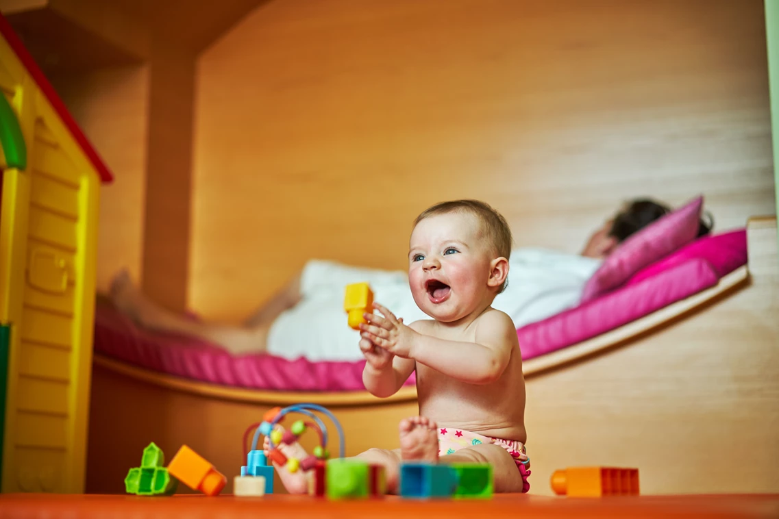 Kinderhotel: Babynarium (Ruheraum für Familien) mit Wasserbette und Softliegen mit Infarotwärmelampe - Familotel amiamo