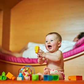 Kinderhotel: Babynarium (Ruheraum für Familien) mit Wasserbette und Softliegen mit Infarotwärmelampe - Familotel amiamo