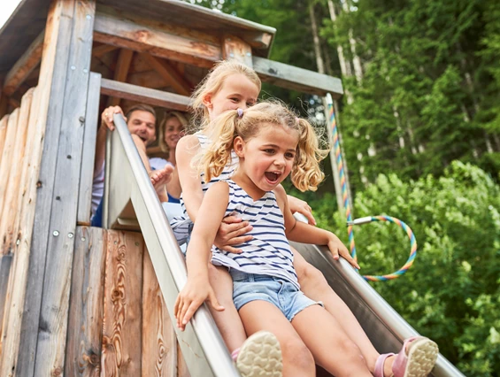 Kinderhotel: Kletterturm mit Rutsche - Familotel amiamo