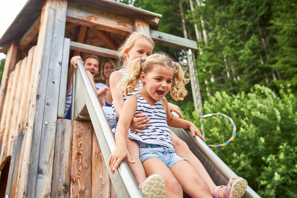 Kinderhotel: Kletterturm mit Rutsche - Familotel amiamo