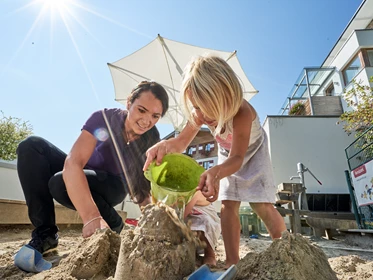 Kinderhotel: Matschplatz mit Wasserpumpe - Familotel amiamo