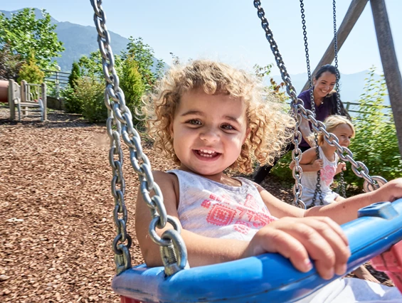 Kinderhotel: Schaukel am Spielplatz - Familotel amiamo