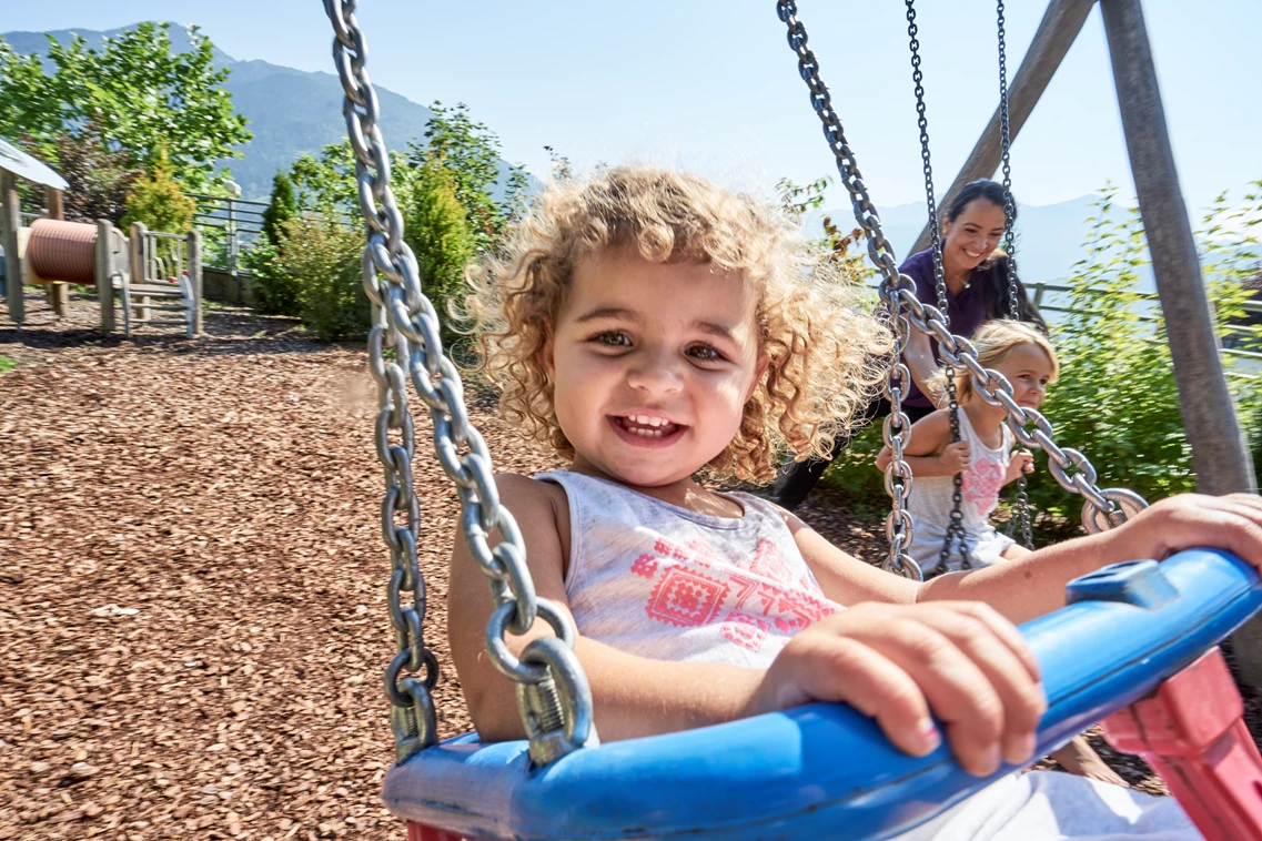 Kinderhotel: Schaukel am Spielplatz - Familotel amiamo