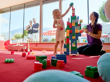 Kinderhotel: lichtdurchfluteter Innenspielbereich - Happy-Club - Familotel amiamo