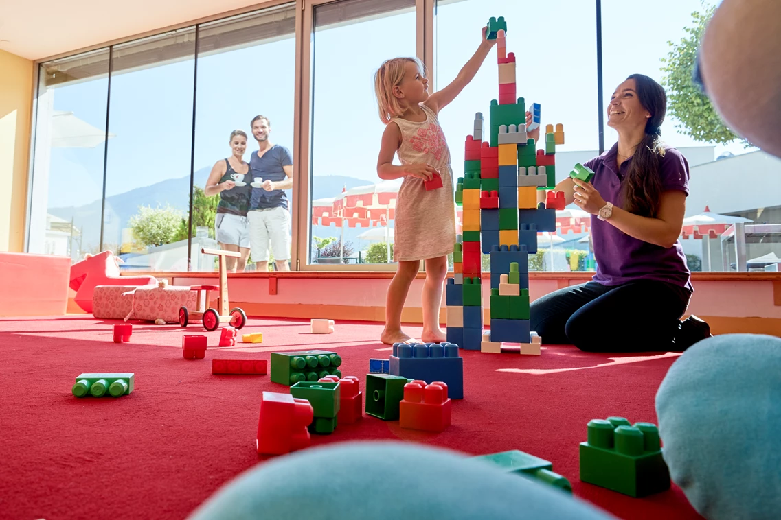 Kinderhotel: lichtdurchfluteter Innenspielbereich - Happy-Club - Familotel amiamo