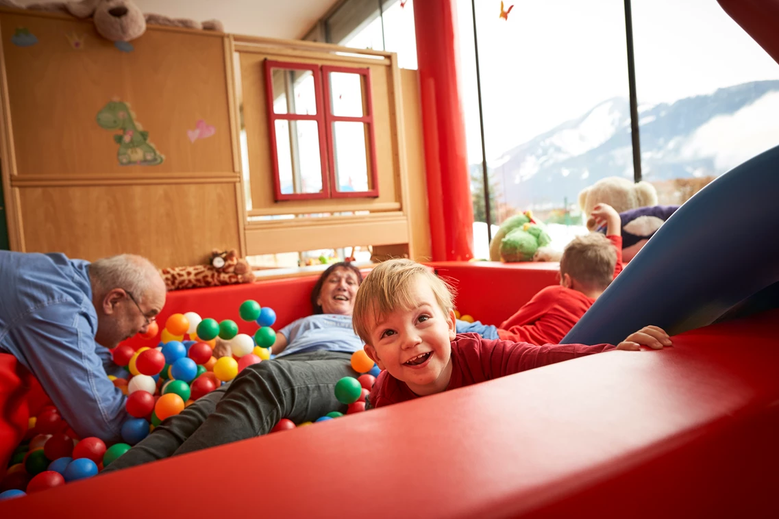 Kinderhotel: Bällebad im Happy-Club - Familotel amiamo