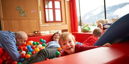 Familienhotel - Garten - Kirchdorf in Tirol - Bällebad im Happy-Club - Familotel amiamo