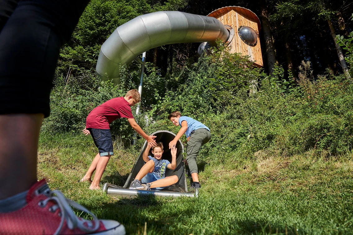 Kinderhotel: Raketenrutsche am Spielplatz - Familotel amiamo