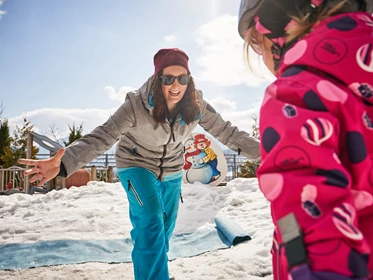 Kinderhotel: Happy's Miniskikurs direkt am Hotel - Familotel amiamo