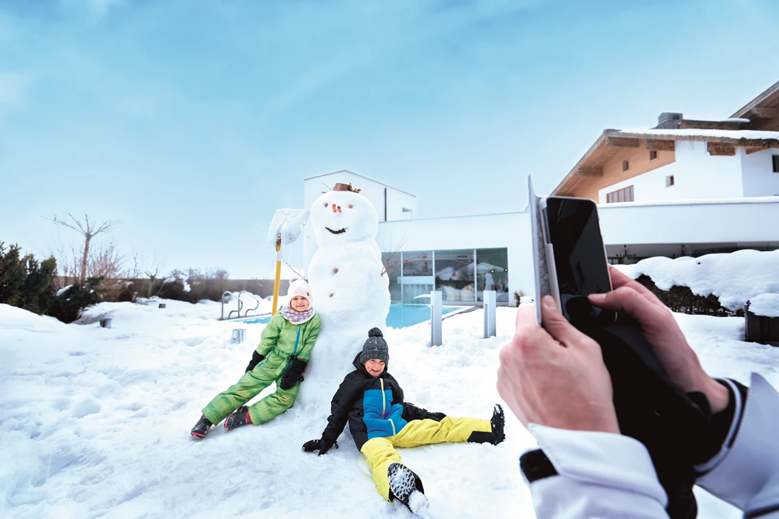 Kinderhotel: Spaß im Schnee auf der Hotelterrasse - Familotel amiamo