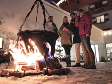 Kinderhotel: Begrüßung mit Glühwein und Kinderpunsch am Lagerfeuer - Familotel amiamo