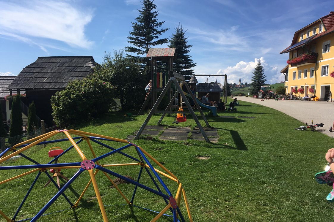 Kinderhotel: Kinderspielplatz im Außenbereich - Familien Resort Petschnighof