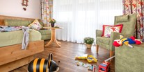 Familienhotel - Kinderbetreuung in Altersgruppen - Familienzimmer Buche 24-28qm - Familotel Engel