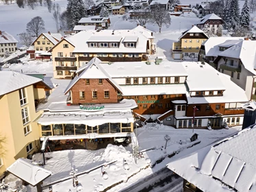 Kinderhotel: Winter Aussenansicht - Familotel Engel