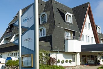 Kinderhotel: Der Eingang zum Dorint Strandresort Spa Sylt Westerland - Dorint Strandresort Spa Sylt Westerland