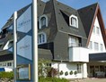 Kinderhotel: Der Eingang zum Dorint Strandresort Spa Sylt Westerland - Dorint Strandresort Spa Sylt Westerland