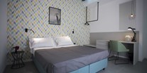 Familienhotel - Bardolino - Schlafzimmer mit Doppelbett - SISAN Family Resort