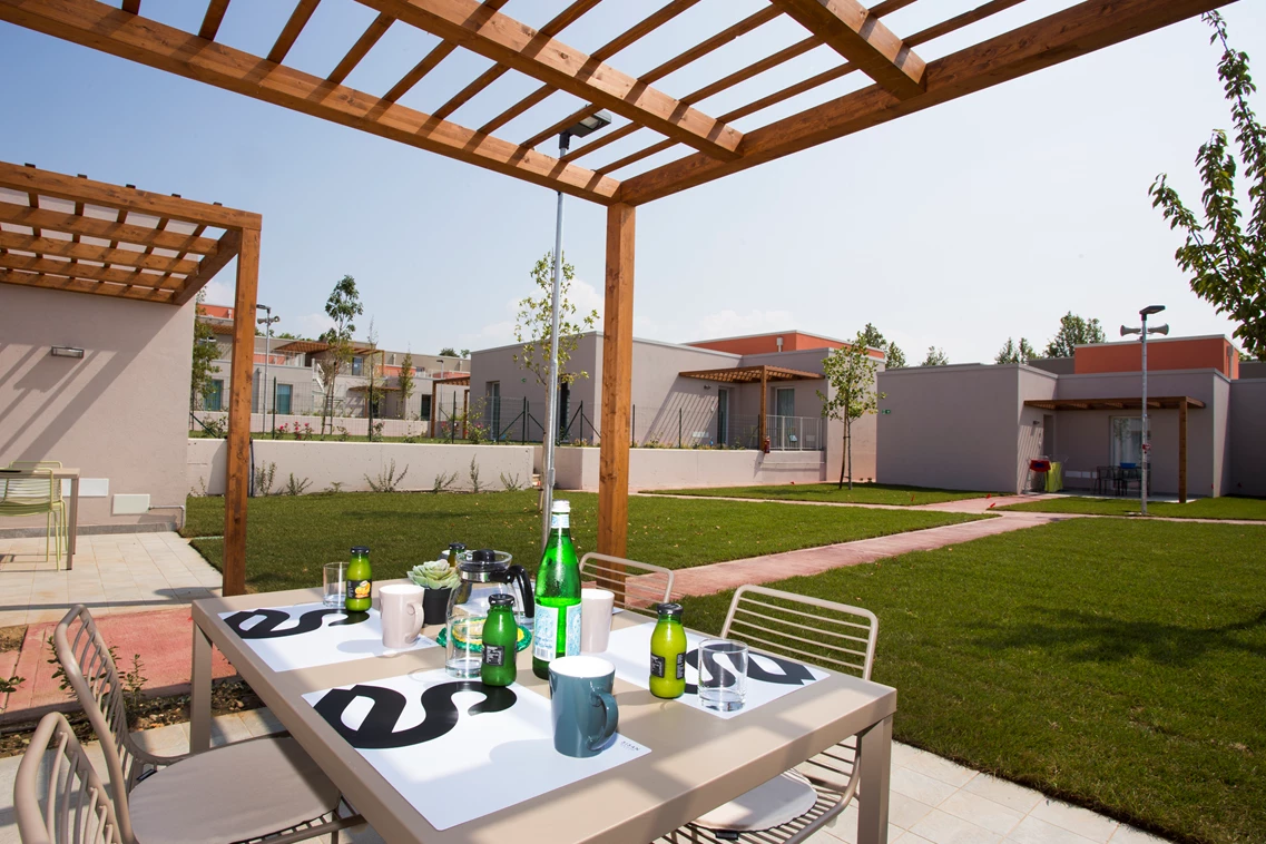 Kinderhotel: Patio mit Blick auf den Garten. Einige Dreizimmer-Appartements befinden sich im ersten Stock und bieten eine Terrasse. - SISAN Family Resort